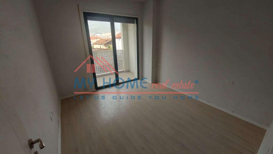 Tirane, shitet apartament 1+1+Ballkon Kati 2, 68 m² 