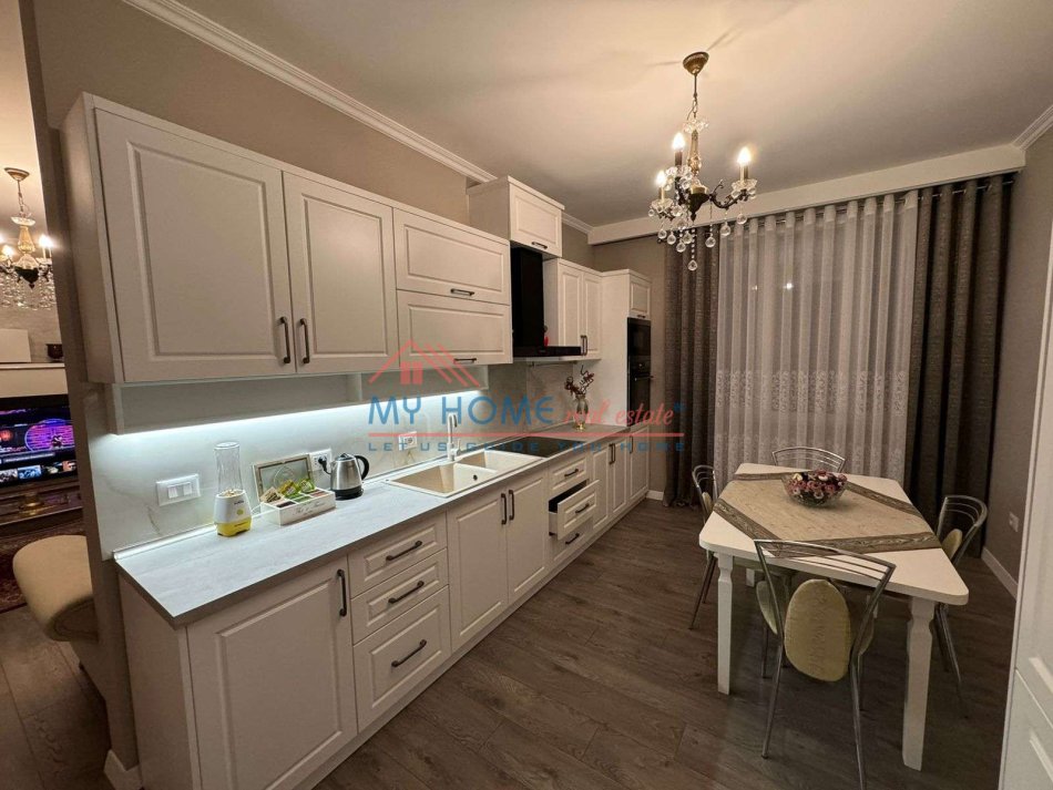 Tirane, shitet apartament 2+1+Ballkon Kati 9, 140 m² 