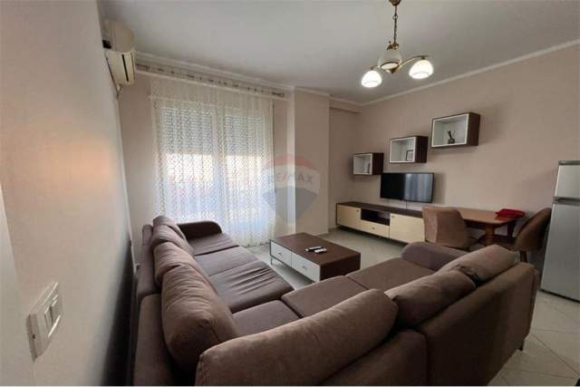 Tirane, jepet me qera apartament 1+1 Kati 3, 70 m² 450 Euro (Komuna e Parisit)