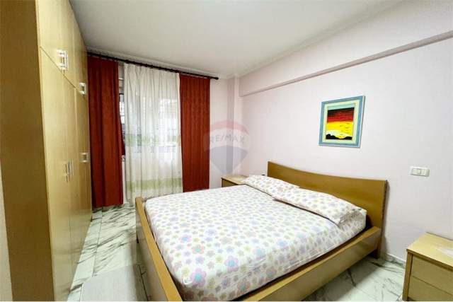 Tirane, jepet me qera apartament 1+1 Kati 1, 61 m² 400 Leke (Rruga Margarita Tutulani - Komuna e Parisit)