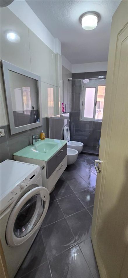 Tirane, jepet me qera apartament 1+1+Ballkon Kati 3, 70 m² 600 € (Rruga e durrsit)