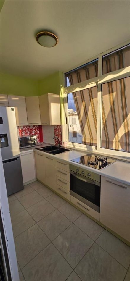 Tirane, jepet me qera apartament 1+1+Ballkon Kati 3, 70 m² 600 € (Rruga e durrsit)