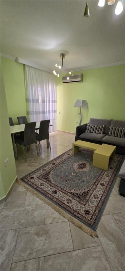 Tirane, jepet me qera apartament 1+1+Ballkon Kati 3, 70 m² 600 € (Rruga e durrsit)