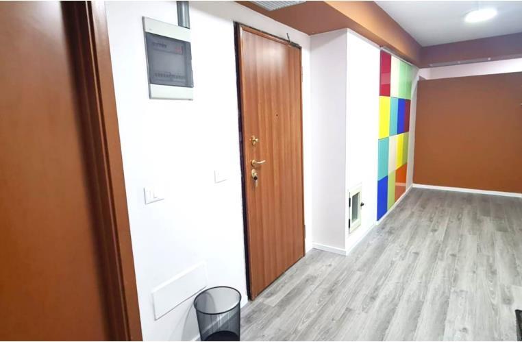 Tirane, jepet me qera ambjent biznesi Kati 1, 194 m² 3.500 € (Sami Frasheri)