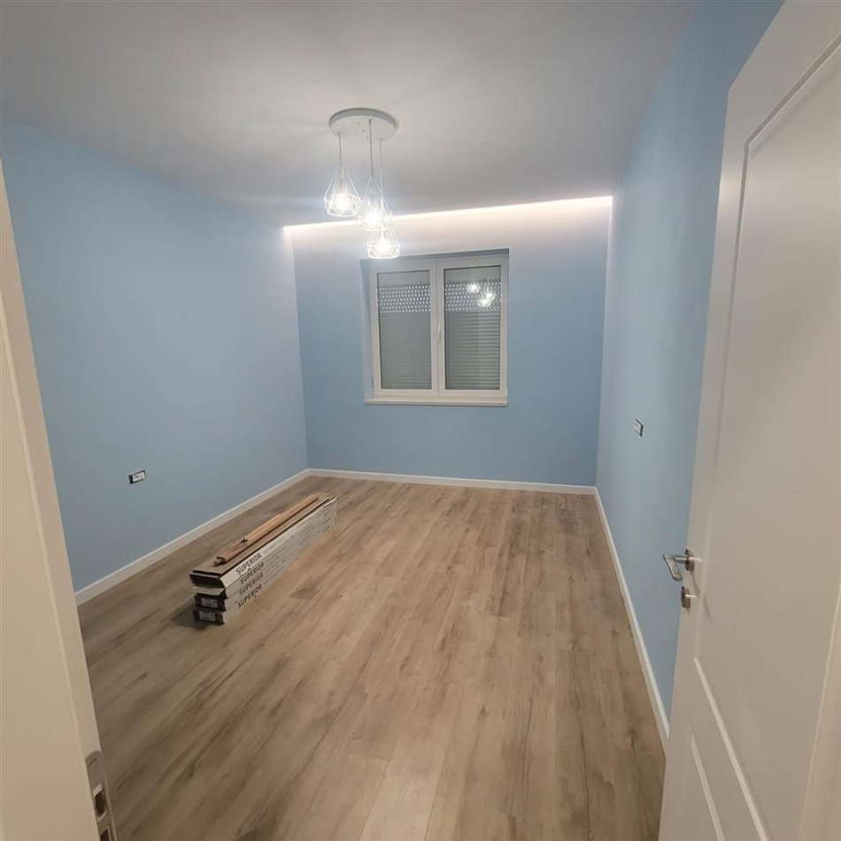 Tirane, shitet 1+1 Kati 1, 75 m² 140.000 € (Rruga e Dibres)
