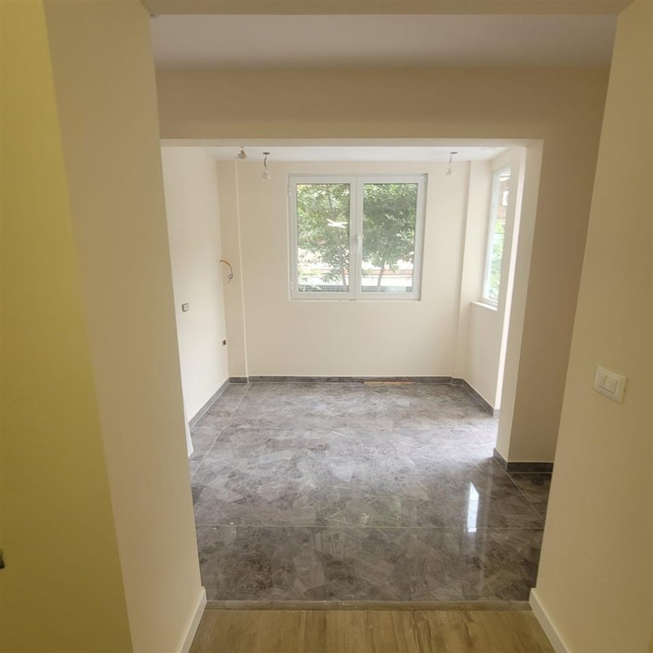 Tirane, shitet 1+1 Kati 1, 75 m² 140.000 € (Rruga e Dibres)