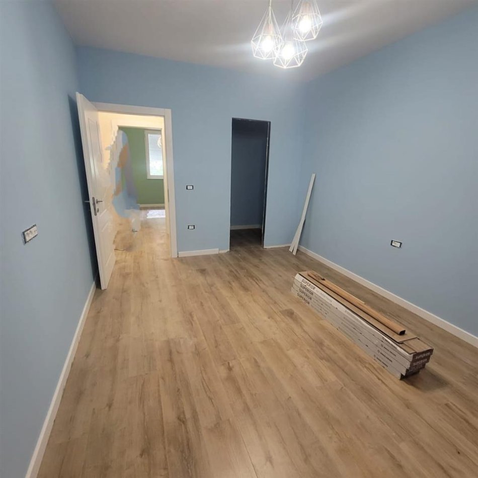 Tirane, shitet 1+1 Kati 1, 75 m² 140.000 € (Rruga e Dibres)