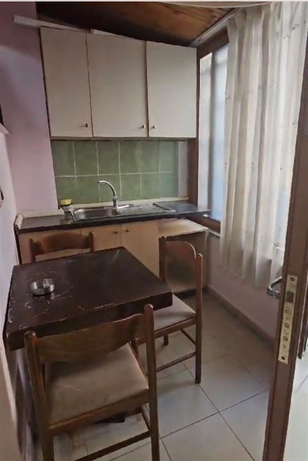 Tirane, jepet me qera apartament 1+1 Kati 1, 65 m² 400 € (Qender)