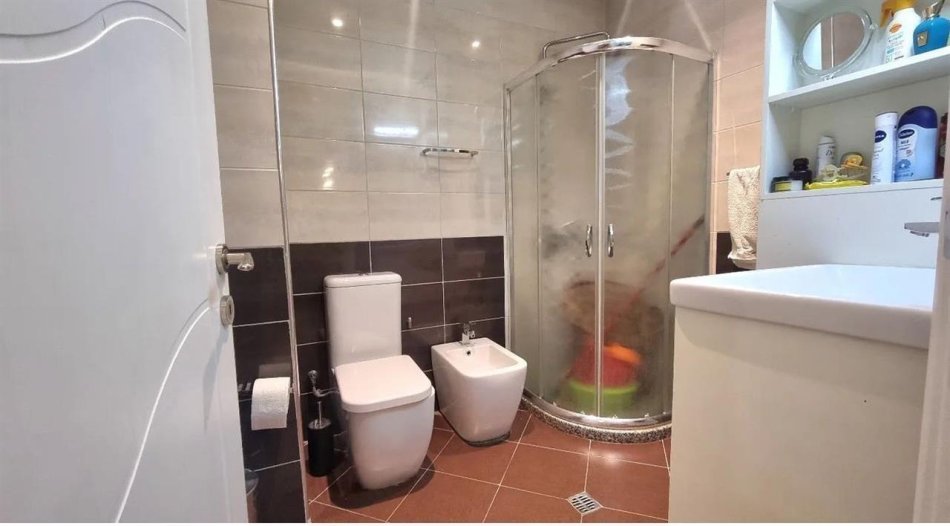 Tirane, jepet me qera apartament 2+1 Kati 5, 113 m² 900 € (Komuna e Parisit)