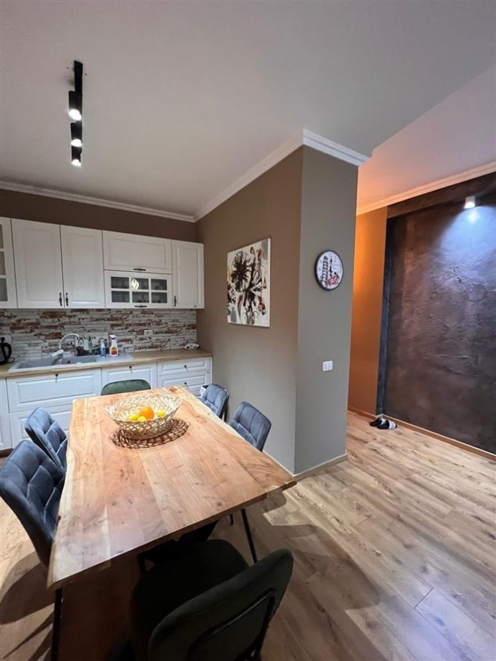 Tirane, jepet me qera apartament 2+1 Kati 3, 108 m² 800 € (Kopshti Botanik)
