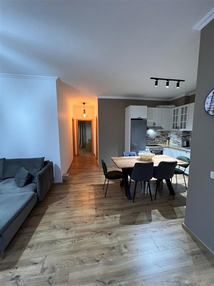Tirane, jepet me qera apartament 2+1 Kati 3, 108 m² 800 € (Kopshti Botanik)