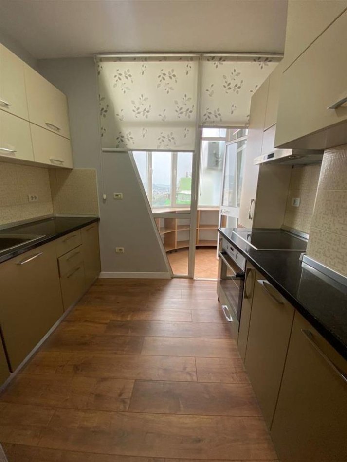 Tirane, jepet me qera apartament 2+1 Kati 3, 125 m² 1.100 € (Ish Ekspozita)