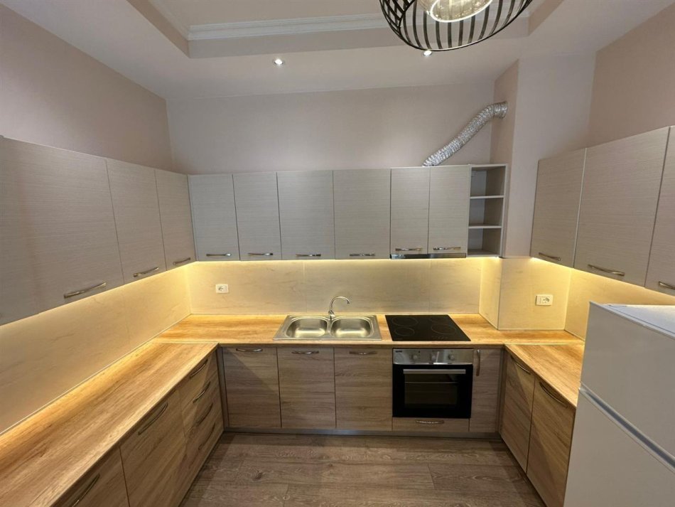 Tirane, jepet me qera apartament 2+1 Kati 3, 80 m² 650 € (21 Dhjetori)