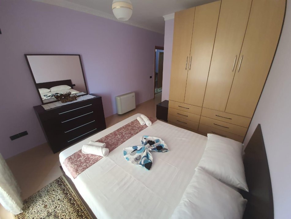 Tirane, jepet me qera apartament 2+1 Kati 3, 110 m² 800 € (Komuna Parisit)