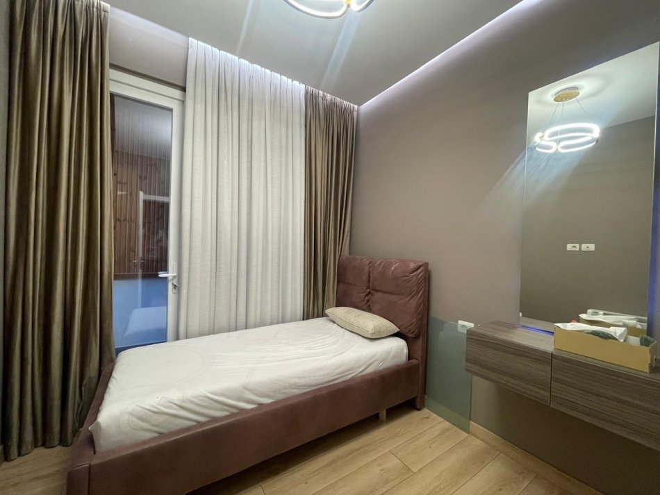 Tirane, jepet me qera apartament 2+1 Kati 2, 100 m² 600 € (Pallati me shigjeta)