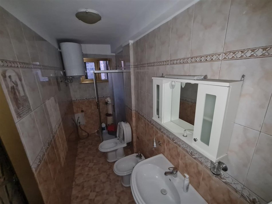 Tirane, jepet me qera apartament 2+1+Ballkon Kati 5, 83 m² 500 € (Fortuzi)