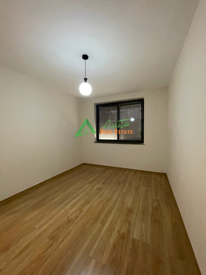 Tirane, jepet me qera apartament 2+1 Kati 3, 75 m² 400 € (Brryli)