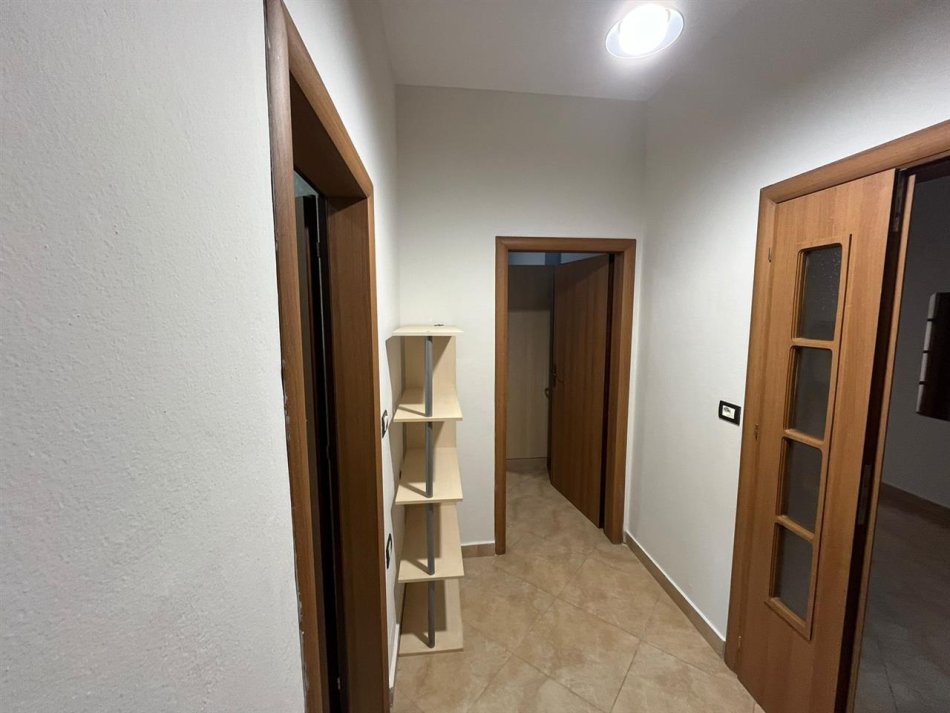 Tirane, jepet me qera apartament 2+1 Kati 3, 117 m² 550 € (Rruga 5 Maj)