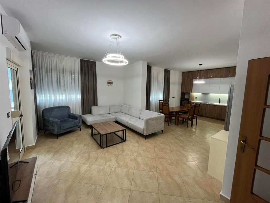 Tirane, jepet me qera apartament 2+1 Kati 3, 117 m² 550 € (Rruga 5 Maj)