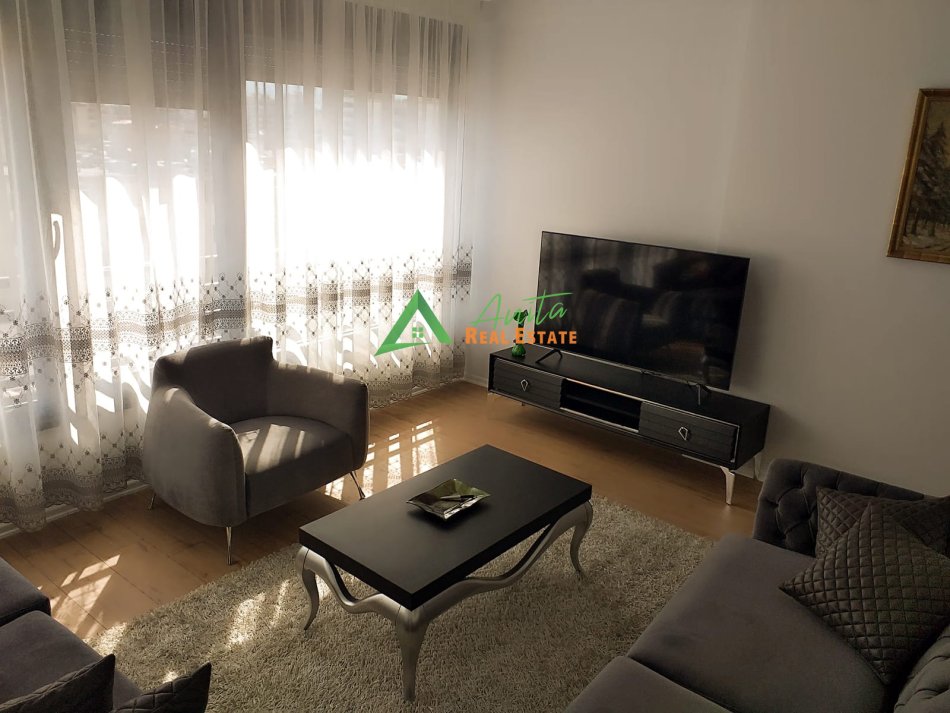 Tirane, jepet me qera apartament 2+1 Kati 7, 120 m² 950 € (Pazari i Ri)