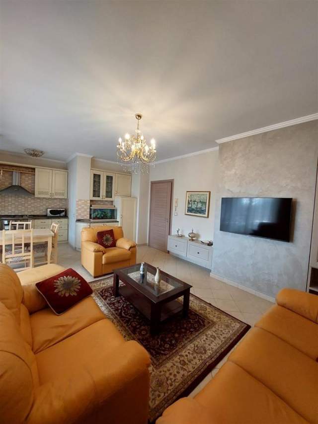 Durres Vollga, jepet me qera apartament Kati 4, 500 Euro
