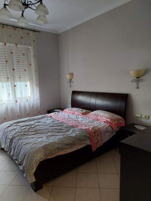 Durres Vollga, jepet me qera apartament Kati 4, 500 Euro