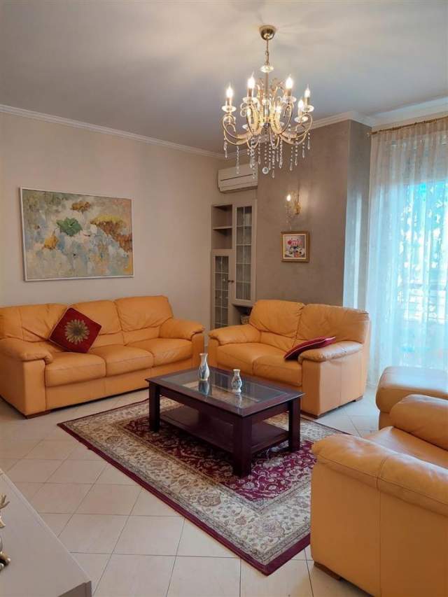 Durres Vollga, jepet me qera apartament Kati 4, 500 Euro