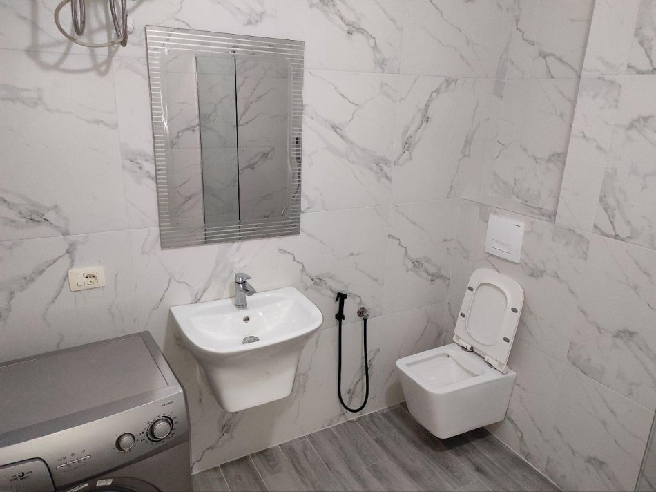 Tirane, jepet me qera apartament 3+1 Kati 2, 128 m² 650 € (Liqeni i Thate)