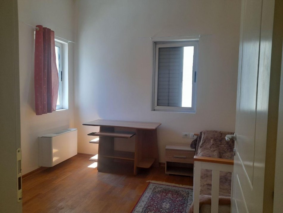 Tirane, jepet me qera apartament 3+1 Kati 2, 128 m² 650 € (Liqeni i Thate)