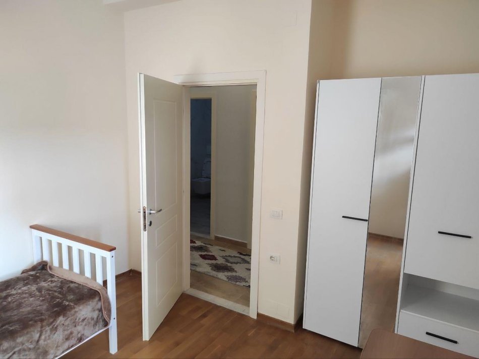 Tirane, jepet me qera apartament 3+1 Kati 2, 128 m² 650 € (Liqeni i Thate)