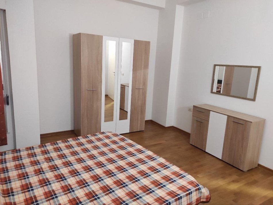 Tirane, jepet me qera apartament 3+1 Kati 2, 128 m² 650 € (Liqeni i Thate)