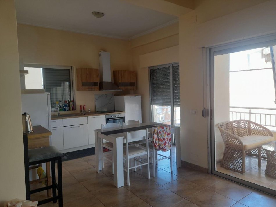 Tirane, jepet me qera apartament 3+1 Kati 2, 128 m² 650 € (Liqeni i Thate)