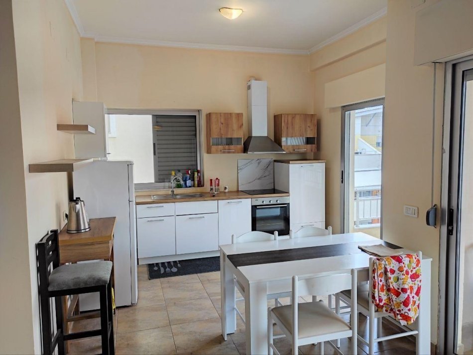 Tirane, jepet me qera apartament 3+1 Kati 2, 128 m² 650 € (Liqeni i Thate)