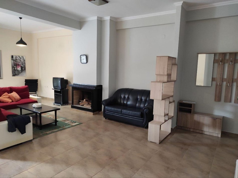 Tirane, jepet me qera apartament 3+1 Kati 2, 128 m² 650 € (Liqeni i Thate)