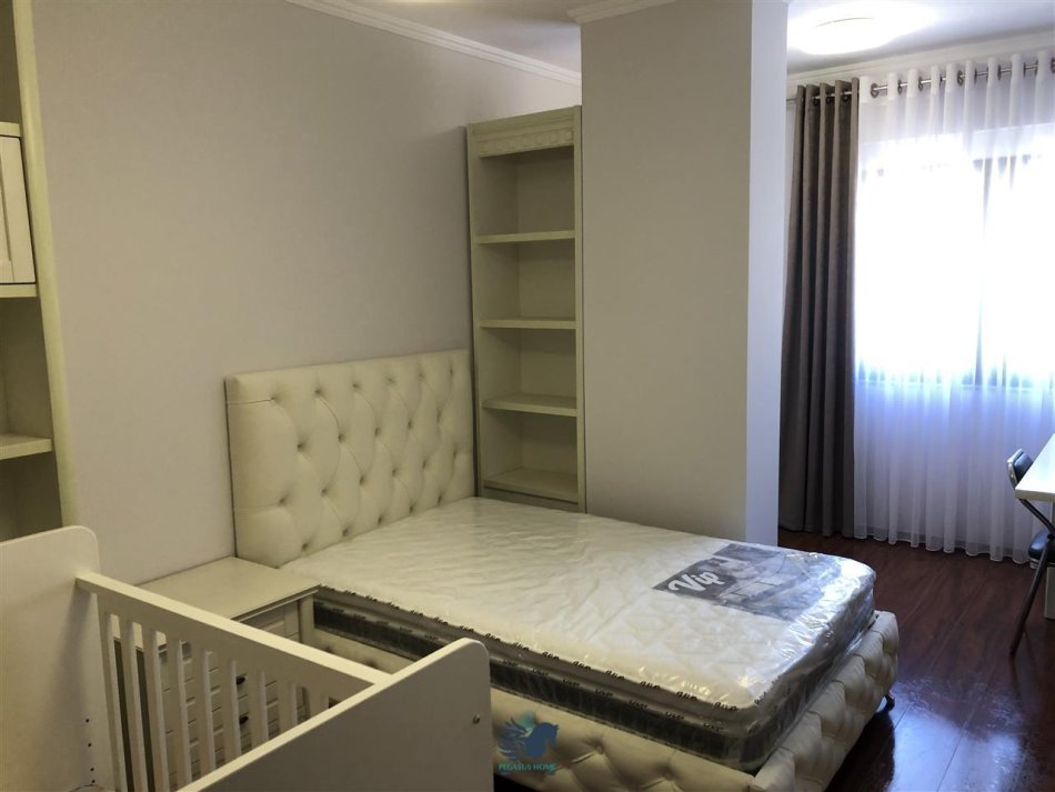 Tirane, jepet me qera apartament 3+1+Ballkon , 150 m² 1.100 € (Tajvani)