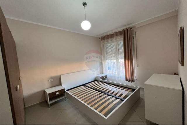 Tirane, jepet me qera apartament 1+1 Kati 3, 70 m² 450 Euro (Komuna e Parisit)