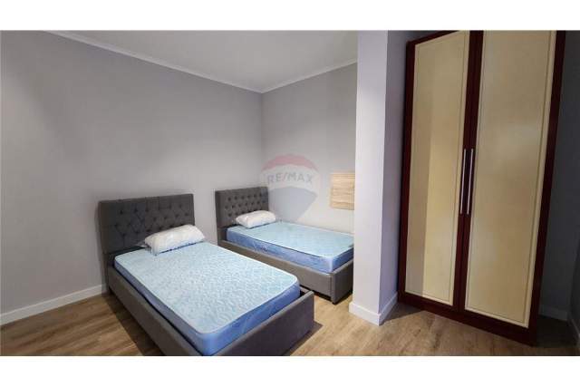 Tirane, jepet me qera apartament 1+1 Kati 1, 21 m² 250 Euro (ferit xhajko - ish restorant durrsi - Rruga e Dibr)