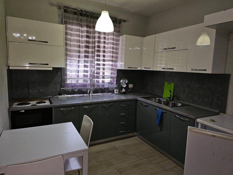Tirane, jap me qera apartament 1+1+Aneks+Ballkon Kati 4, 76 m² 300 € (Rruga Muhamet Deliu)