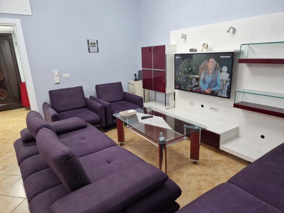 Tirane, jepet me qera apartament 3+1+Aneks+Ballkon Kati 5, 105 m² 800 € (zogu zi)