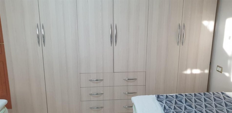 Tirane, jepet me qera apartament 1+1+Ballkon, Kati 5, 84 m² 400 € (Rruga Kongresi Kongresi Manastirit , prane Gjimnazi cajupi)
