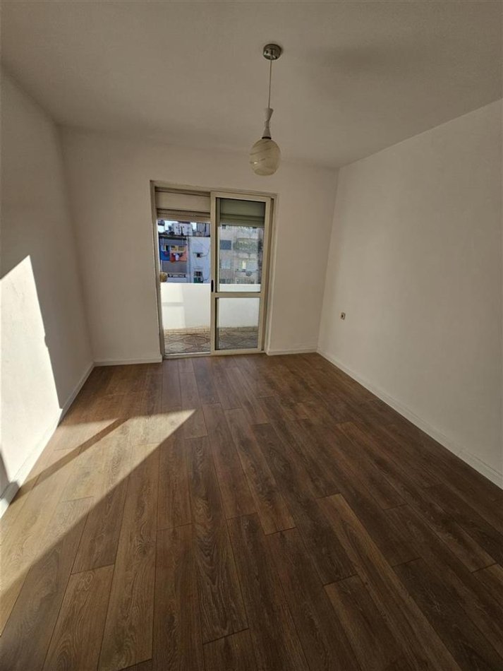 Tirane, jepet me qera apartament 2+1+Ballkon Kati 4, 78 m² 400 € (PRANE 21 DHJETORIT)