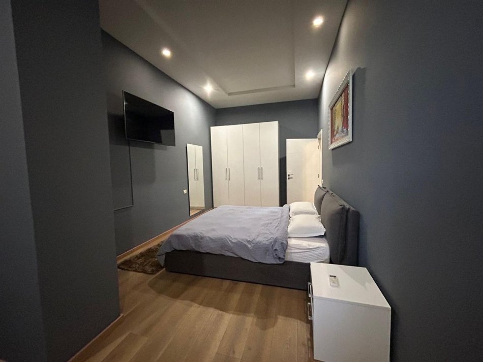Tirane, jepet me qera 1+1+Aneks+Ballkon Kati 1, 120 m² 650 € (Liqeni i thate)