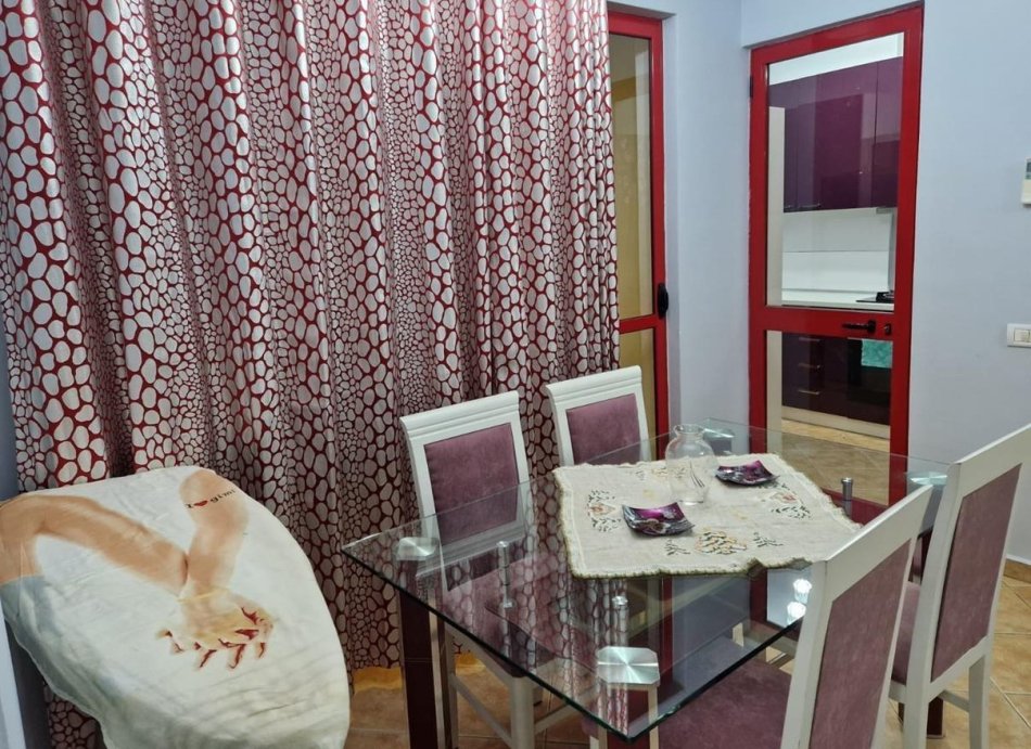 Tirane, jepet me qera 3+1+Ballkon Kati 7, 105 m² 800 € (zogu i zi)