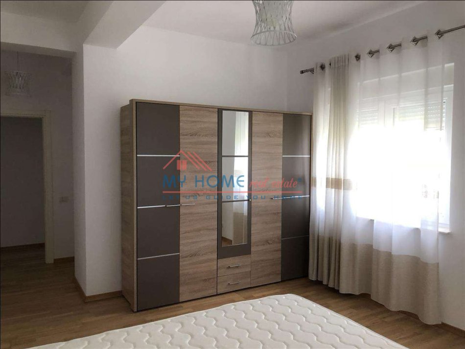 Tirane, jepet me qera apartament 3+1+Ballkon Kati 3, 169 m² 1.500 € (Sauk)
