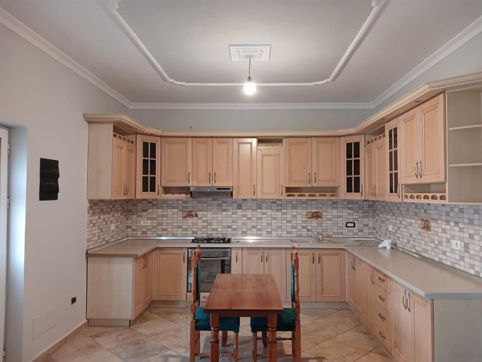 Tirane, jepet me qera apartament 2+1 Kati 2, 123 m² 500 € (Kodra Priftit)