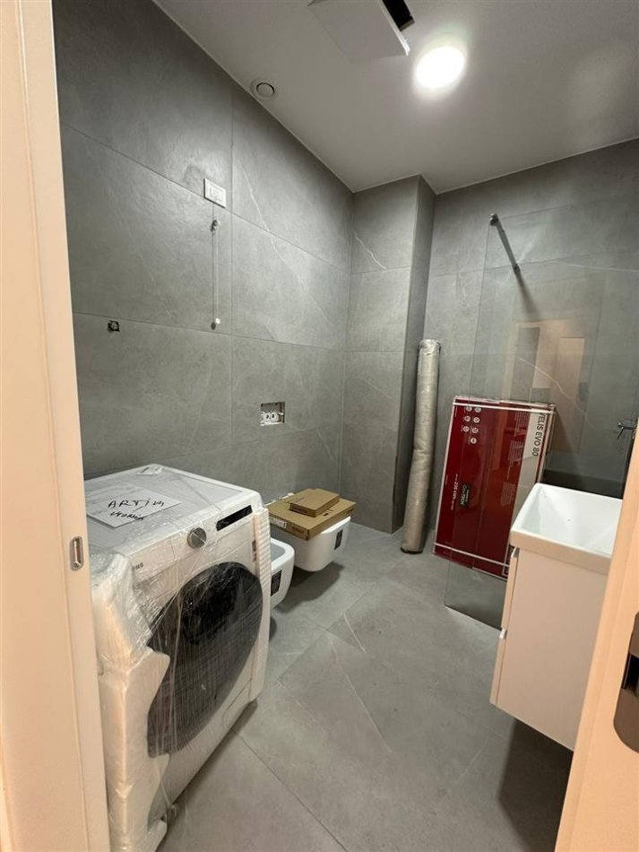 Tirane, jepet me qera apartament 2+1+Ballkon Kati 4, 103 m² 1.500 € (Lake View)