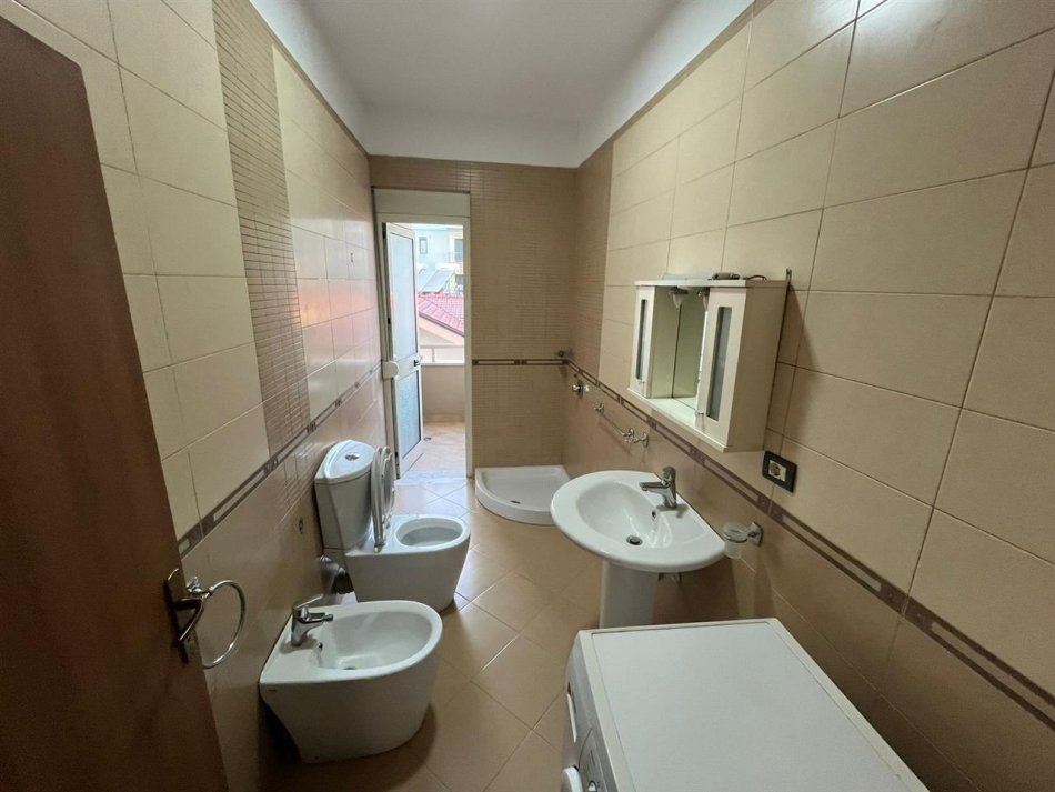 Tirane, jepet me qera apartament 2+1 Kati 3, 118 m² 550 € (Rruga 5 Maji)