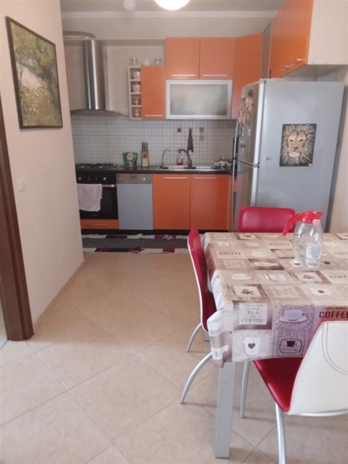 Tirane, jepet me qera apartament 3+1+Ballkon, Kati 6, 81 m² 500 € (rruga e dafinave)
