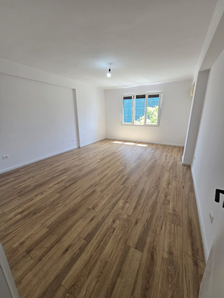 Tirane, shes apartament 1+1, Kati 4, 71 m2 120,000 € (riza cerova)