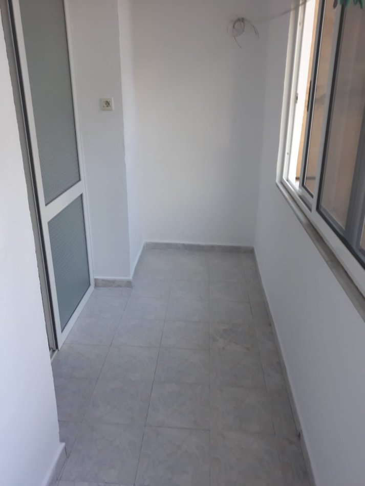 Apartament per qera 3+1 prane Shkolles Niket Dardani Xhamlliku !!!